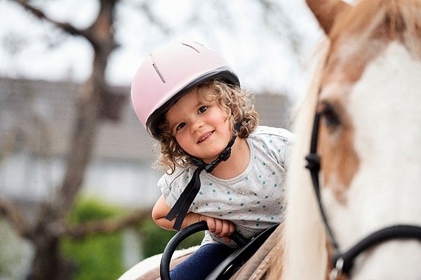 Emma on the horse, Image: T. Schwerdt/KITZ