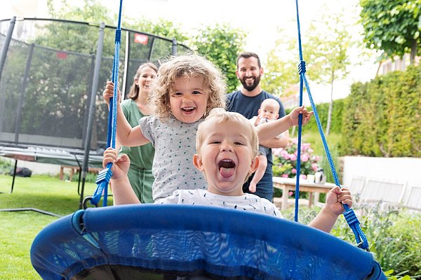 Emma mit ihrem Bruder auf der Schaukel, Bild: T. Schwerdt/KITZ