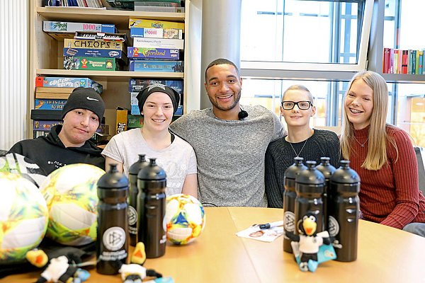 Jonathan Tah bei seinem Besuch auf der kinderonkologischen Station im Februar 2019. Bildquelle: Carsten Kobow