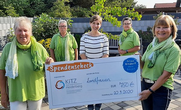 Landfrauen übergeben Spendenscheck