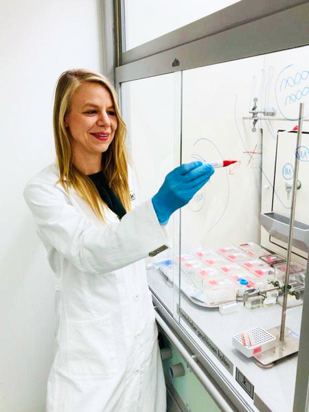Kendra Maass, scientist at the Hopp Children's Tumor Center Heidelberg (KiTZ) and German Cancer Research Center (DKFZ), at the lab.