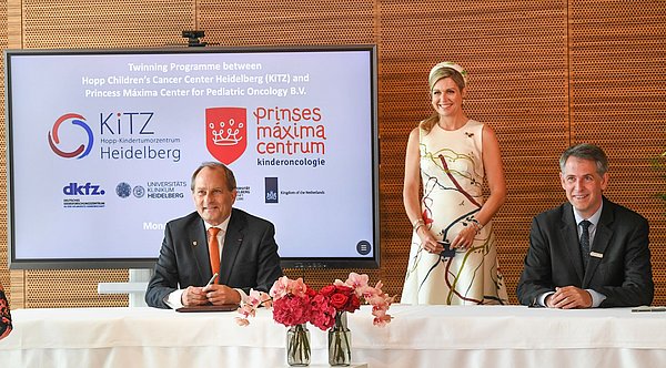 Alliance for children with cancer in Europe: In the presence of Queen Máxima of the Netherlands, Stefan Pfister (Director of KiTZ, right) and Lex Eggermont (Scientific Director Prinses Máxima Centrum, left) sign the memorandum for a German/Dutch children's oncology partner programme for Europe. Image: Daniel Biskup / BILD / Ein Herz für Kinder