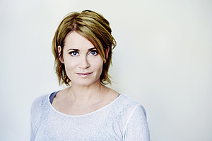 Schauspielerin Anja Kling unterstützt Blumen schenken. Hoffnung spenden.