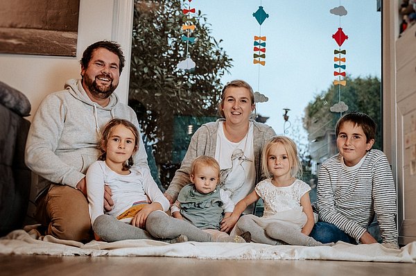 Familie Bilger mit ihren vier Kindern.