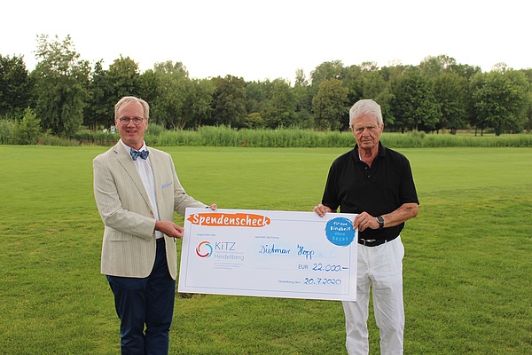 KiTZ-Direktor Andreas Kulozik nimmt die Spende der SAP-Golfer im Golfclub Sankt Leon-Rot entgegen. Bild: Steffen Liebig/Golf Club Sankt Leon-Rot