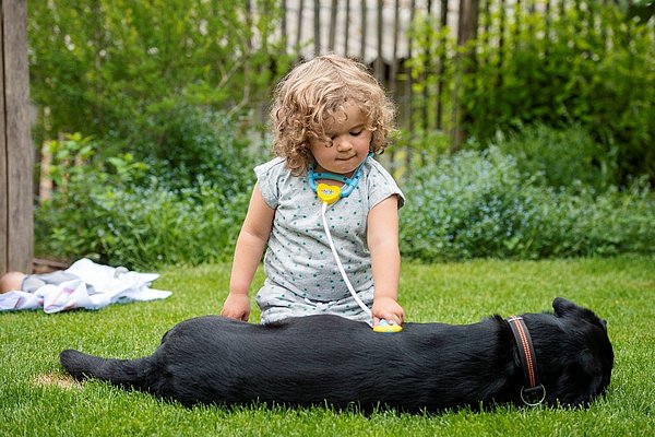 Emma with the dog Hope, Image: T. Schwerdt/KITZ