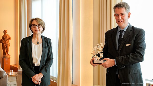 Ambassador Anne-Marie Descôtes presented the Léopold Griffuel Award to Professor Dr. Stefan Pfister at the French Embassy in Berlin. 