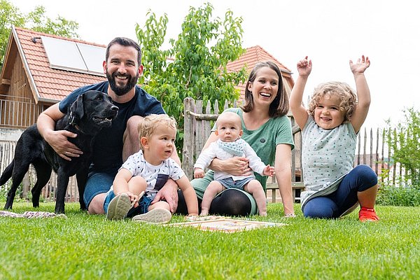 Emma with her family, Image: T. Schwerdt/KITZ