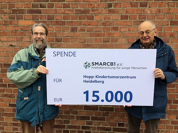  Verein SMARCB1 e.V. präsentiert den Spendencheck für das KiTZ.