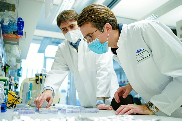 Johannes Wimmer mit Wissenschaftler im Labor