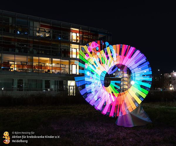 Light artist Verena Rau dances for the young patients of the KiTZ.