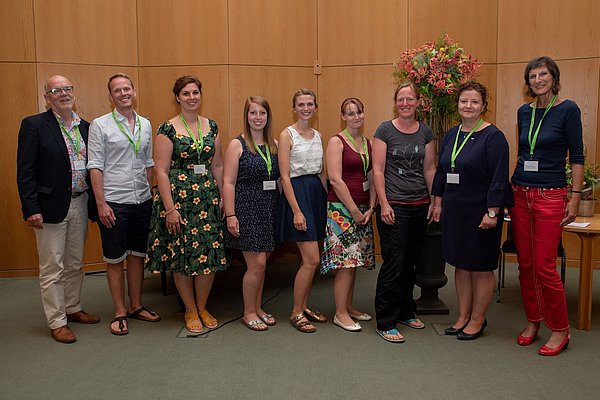 Vertreter der drei ausgezeichneten Teams bei der Ehrung zu „Deutschlands Onko-Team 2019“. Außerdem auf dem Bild: Der Wissenschaftliche Leiter des Kongresses Burkhard Lebert (links). Susanne Kelber (Vertreterin der KOK, 2. von rechts) und Dr. Sylvia Brathuhn (Bundesvorsitzende der FSH und Jurymitglied, rechts) Das Heidelberger KiTZ-Team, vertreten durch Sven Gatzmaga, Kathrin Najjar, Linda Schöffel, Alexandra Quandt, Verena Westphal und Debora Stern) erreichte Platz 2. 