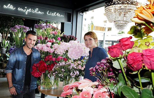 Anja Kling besucht ihren Lieblingsblumenladen „Kians Garden“ in Berlin, der vom 28. Juni – 31. Juli mit vielen anderen Floristen Blumen und Pflanzen zugunsten des KiTZ verkauft.