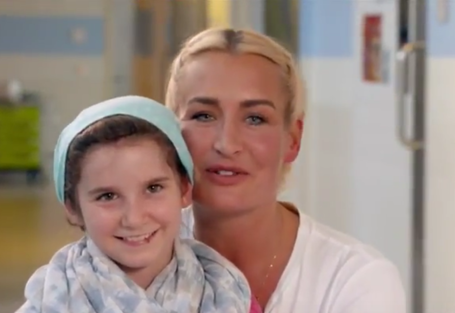Antonia und Sarah beim Filmdreh für die Ein-Herz-für-Kinder-Gala"